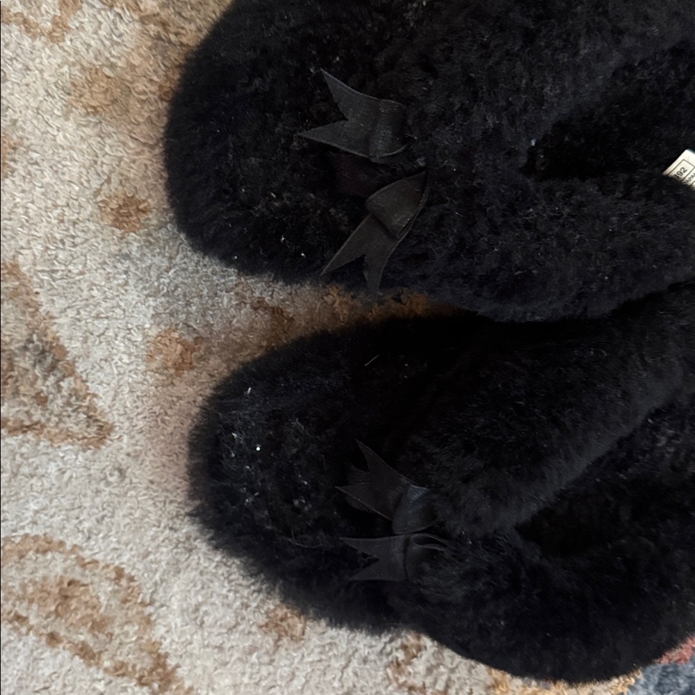 UGG Black Shearling Slide Slippers - Plush Open-Toe Comfort Size 8 - Picture 2 of 4